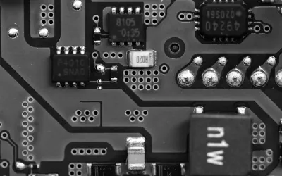 Detailaufnahme einer bestückten Leiterplatte mit elektronischen Bauteilen