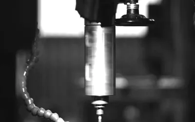 Werkzeug einer Metallbearbeitungsmaschine während des Fertigungsprozesses